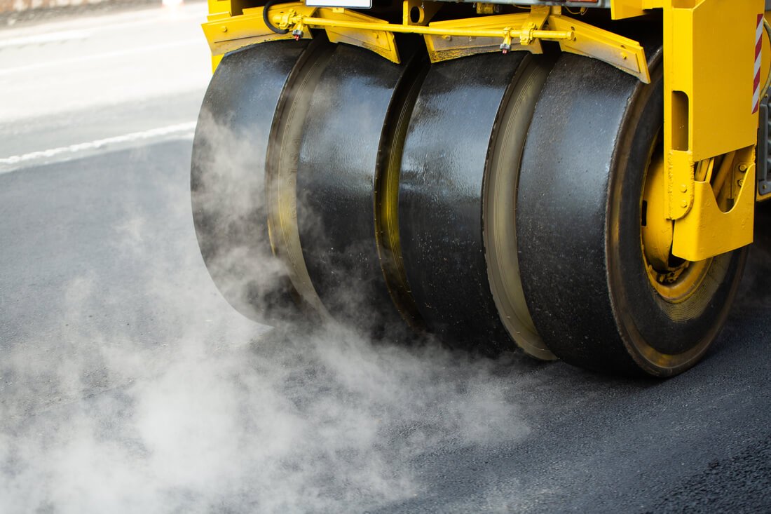 steamroller-flatten-out-the-asphalt-76FCL32.jpg