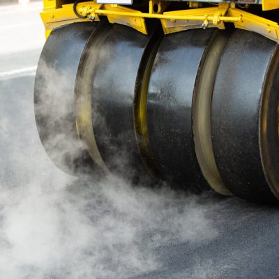 steamroller-flatten-out-the-asphalt-76FCL32.jpg